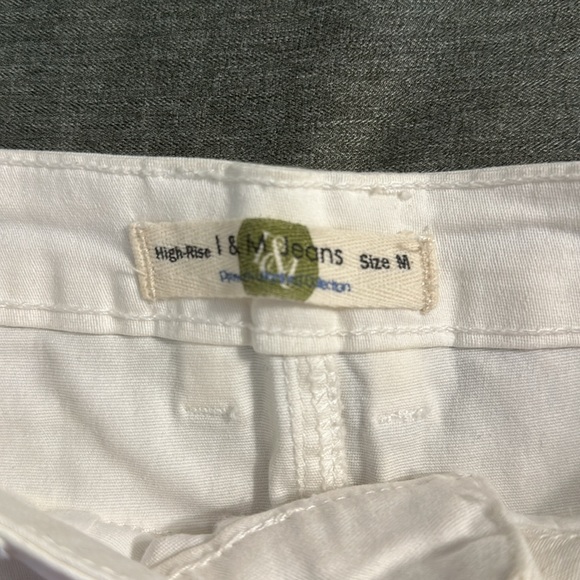 High Rise White Shorts - Picture 5 of 6